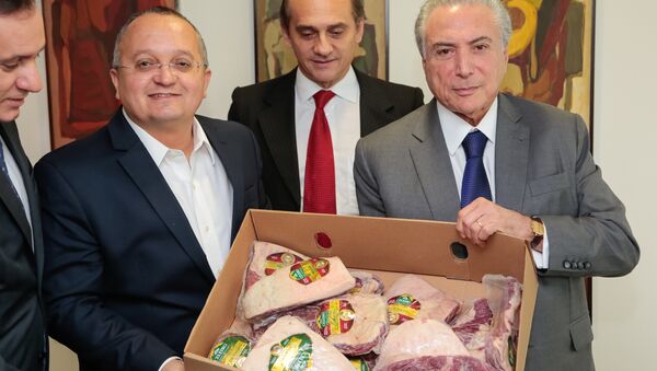 Michel Temer faz propaganda da carne brasileira em encontro com Pedro Taques, governador do Mato Grosso - Sputnik Brasil
