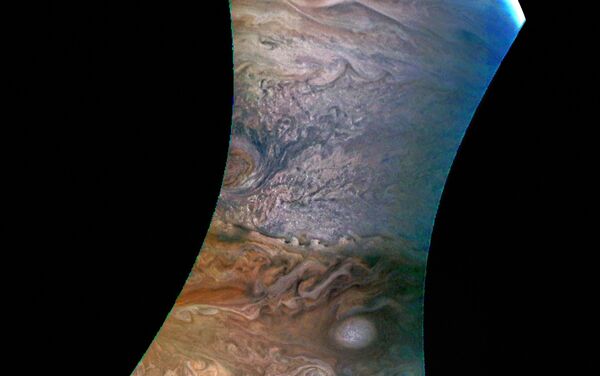 Imagem de Júpiter tirada pela sonda da NASA Juno e colorida por um astrônomo amador - Sputnik Brasil