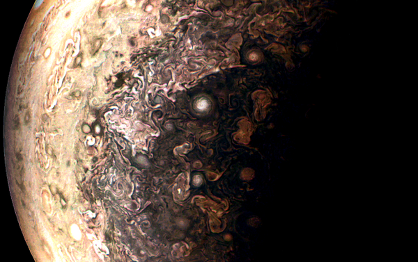 Imagem de Júpiter tirada pela sonda Juno e aperfeiçoada por um astrônomo - Sputnik Brasil