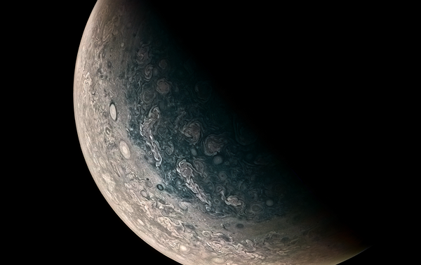 Essa foto de Júpiter, tirada pela sonda Juno, mostra claramente tempestades monstruosas que giram na superfície do planeta - Sputnik Brasil