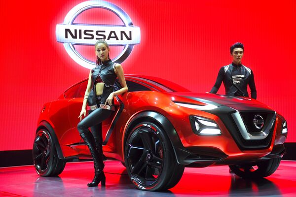 Modelos da Nissan antes da abertura do Salão do Automóvel de Seul, na Coreia do Sul, em 30 de março - Sputnik Brasil