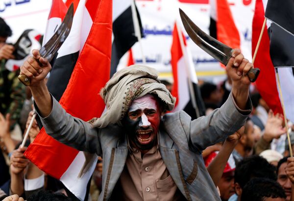 Manifestante participando de protesto contra dois anos de ataques da coalizão liderada pela Arábia Saudita no Iêmen. Sanaa, 26 de março - Sputnik Brasil