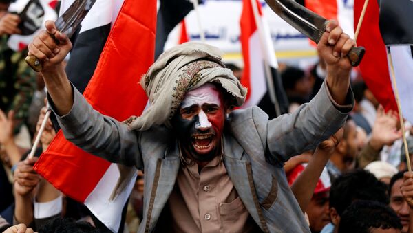 Manifestante participando de protesto contra dois anos de ataques da coalizão liderada pela Arábia Saudita no Iêmen. Sanaa, 26 de março - Sputnik Brasil