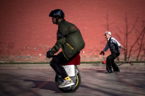 Chineses demonstram excentricidade durante passeio pelas ruas de Pequim, em 27 de março - Sputnik Brasil
