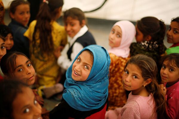 Crianças iraquianas que tiveram que abandonar suas casas por conta da guerra estudam em um alojamento de Hammam al-Alil, ao sul de Mossul, em 29 de março - Sputnik Brasil