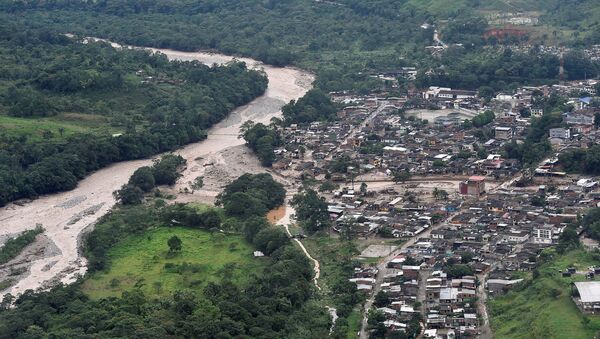 An aerial view shows a flooded area after heavy rains caused several rivers to overflow, pushing sediment and rocks into buildings and roads in Mocoa, Colombia - Sputnik Brasil