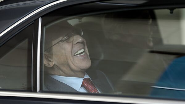 O ministro russo das Relações Exteriores, Sergei Lavrov, ri enquanto deixa o Intercontinental Hotel durante as negociações sobre o programa nuclear iraniano em Genebra, em 23 de novembro de 2013. - Sputnik Brasil