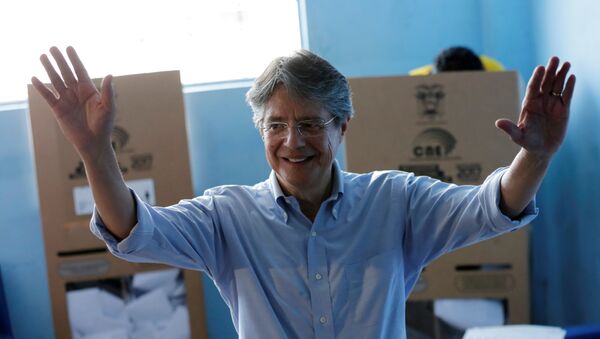 Guillermo Lasso, presidential candidate from the CREO party, waves before casting his vote during the presidential election at a school-turned-polling station in Guayaquil, Ecuador - Sputnik Brasil