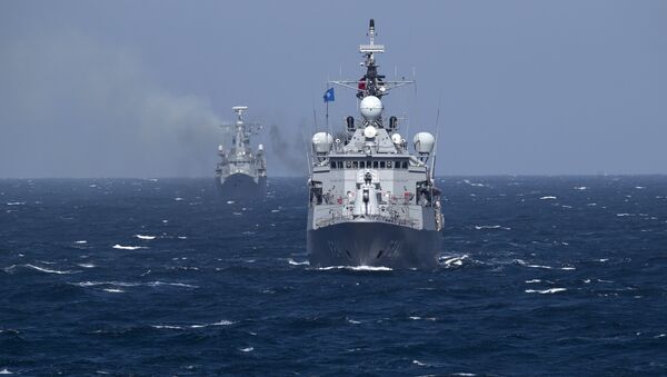 Navio turco do grupo militar da OTAN TCG Turgutreis realiza manobras no mar Negro - Sputnik Brasil