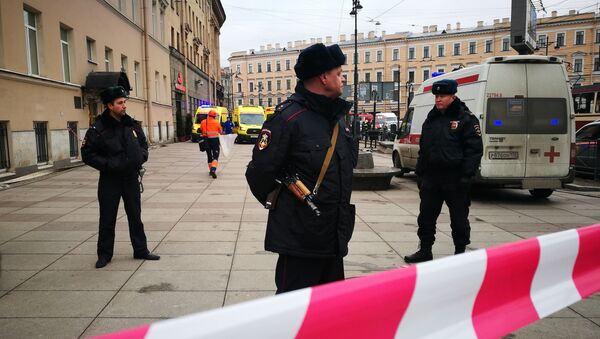 Polícia garante segurança perto da estação Tekhnologichesky Institut do metrô de São Petersburgo após explosão - Sputnik Brasil