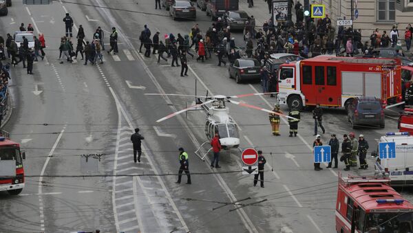 Um helicóptero pousa na rua perto da estação do metrô Sennaya Ploshchad, onde ocorreu uma explosão em 3 de abril de 2017 - Sputnik Brasil