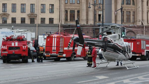 Helicóptero do Corpo de Bombeiros do Ministério para Situações de Emergência da Rússia é visto perto da entrada à estação do metrô Tekhnologichesky Institut, no centro de São Petersburgo, onde uma explosão matou pelo menos 9 pessoas em 3 de abril de 2017 - Sputnik Brasil