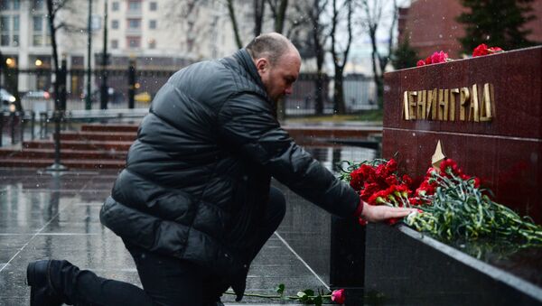Homem deposita flores na tumba da cidade de Leningrado, no jardim das cidades heroicas da Segunda Guerra Mundial de Moscou, em homenagem aos mortos durante a explosão no metrô de São Petersburgo - Sputnik Brasil