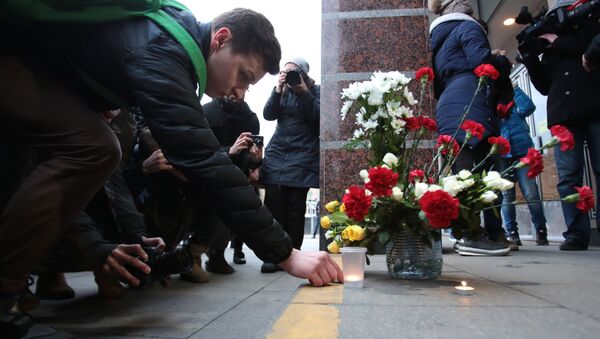 Flores em homenagem às vítimas da explosão no metrô de São Petersburgo  - Sputnik Brasil