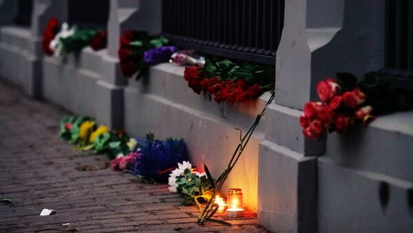 Flores em homenagem às vítimas da explosão no metrô de São Petersburgo - Sputnik Brasil