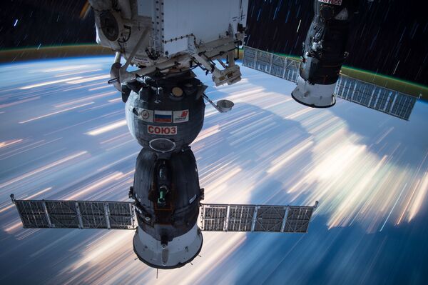 As capsulas espaciais de Soyuz e Progress, acopladas à EEI. Essa foto foi tirada pelos membros da tripulação da Estação Espacial Internacional - Sputnik Brasil