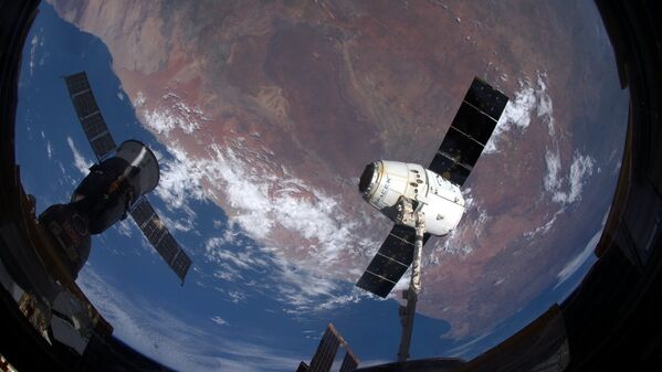 O caminhão espacial Dragon se separa da EEI e começa a viagem de volta para a Terra - Sputnik Brasil