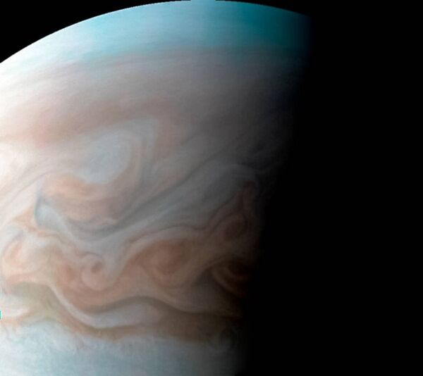 A sonda espacial da NASA, Juno, obteve uma imagem de alta definição da zona turbulenta a oeste da Grande Mancha Vermelha (enorme anticiclone da atmosfera de Júpiter) localizada ao sul do equador do planeta gigante - Sputnik Brasil