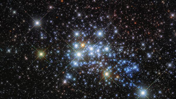 O telescópio espacial Hubble tirou fotografias da estrela Westerlund 1-26 – maior estrela da Via Láctea – localizada na constelação de Ara (hemisfério celestial sul). Para ter noção do tamanho do corpo celeste, ela é maior que a distância o Sol e Júpiter - Sputnik Brasil