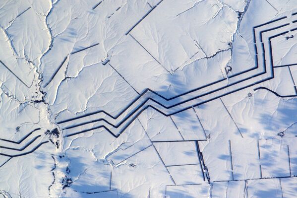 O astronauta francês, Thomas Pesquet publicou uma imagem onde é possível ver as linhas raras na superfície da estepe russa. A arte minimalista da neve. Não posso explicar o que são essas linhas espalhadas por muitos quilômetros, comentou - Sputnik Brasil