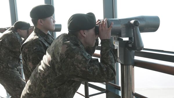 Soldados sul-coreanos observam a parte da Coreia do Norte (arquivo) - Sputnik Brasil