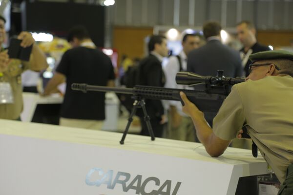 Militar brasileiro testa arma na feira LAAD 2017 - Sputnik Brasil