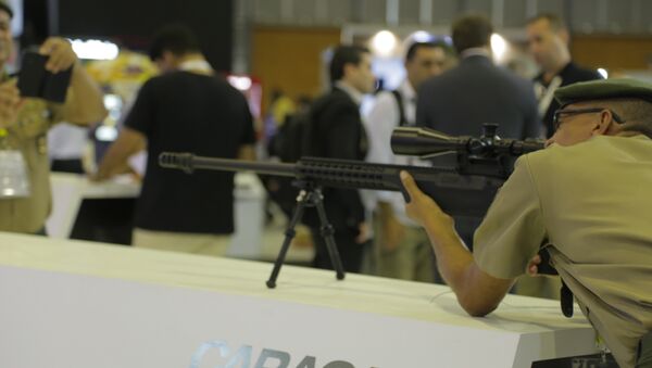 Militar brasileiro testa arma na feira LAAD 2017 - Sputnik Brasil