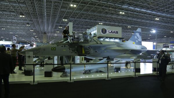 Caça sueco Gripen (réplica), da SAAB, em exposição na feira de defesa e segurança LAAD, no Rio de Janeiro - Sputnik Brasil