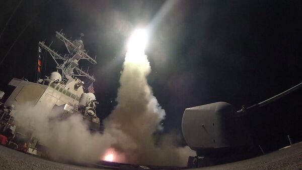 O USS Destroyer (DDG 78), comandante de mísseis guiados da Marinha dos EUA, conduz operações de ataque enquanto no Mar Mediterrâneo, que o Departamento de Defesa dos Estados Unidos disse que era parte do ataque com mísseis de cruzeiro contra a Síria - Sputnik Brasil