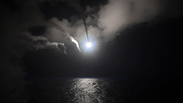 Nesta imagem fornecida pela Marinha dos Estados Unidos, o destrutor de mísseis guiados USS Porter (DDG 78) lança um míssil de ataque de terra tomahawk no Mar Mediterrâneo, sexta-feira, 7 de abril de 2017. - Sputnik Brasil