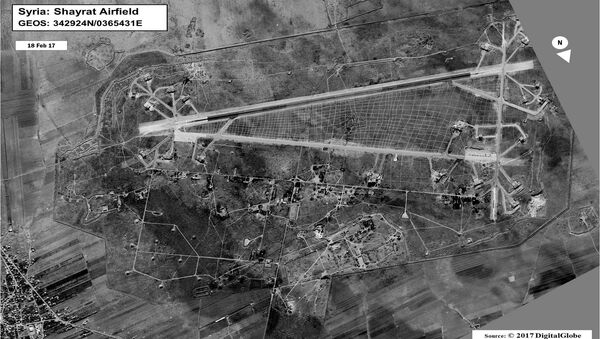 Esta foto de satélite mostra a base aérea de Shayrat, na província síria de Homs, em fevereiro de 2017 - Sputnik Brasil