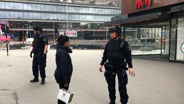 Agentes de polícia reforçam a segurança no centro de Estocolmo nesta sexta-feira, 7 de abril de 2017 - Sputnik Brasil