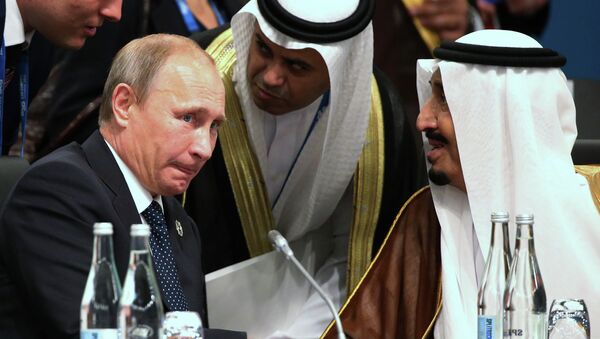 Presidente russo Vladimir Putin com o então príncipe herdeiro Salman bin Albdulaziz Al Saud, atual rei saudita, em sessão plenária da cúpula do G-20 na Austrália, em 15 de novembro de 2014 - Sputnik Brasil