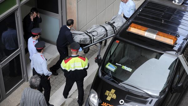 Funcionários levam o corpo de um professor que foi morto no Instituto Joan Fuster, em Barcelona, em 20 de abril de 2015 - Sputnik Brasil