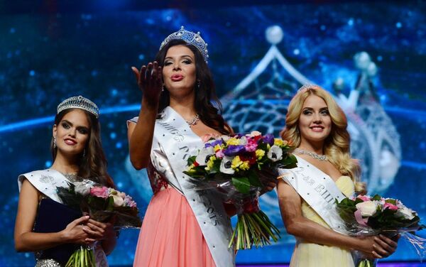 Primeira vice Miss Vladislava Evtushenko, vencedora do Miss Rússia 2015 Sofia Nikitchuk e segunda vice Miss Anastasia Naydenova - Sputnik Brasil