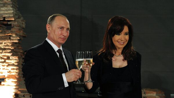 O presidente russo, Vladimir Putin, em encontro com a chefe de Estado da Argentina, Cristina Kirchner, em Buenos Aires (julho de 2014) - Sputnik Brasil