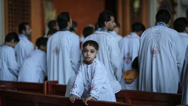 Cristãos ortodoxos participam de cerimônia religiosa em uma igreja do Cairo, no Egito - Sputnik Brasil