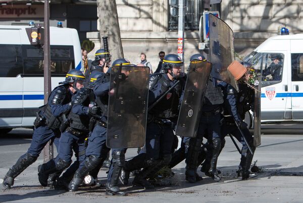 Polícia durante protestos de representantes da comunidade chinesa em Paris - Sputnik Brasil