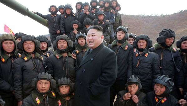 Líder norte-coreano Kim Jong-un com destacamento tanquista do exército da Coreia do Norte - Sputnik Brasil