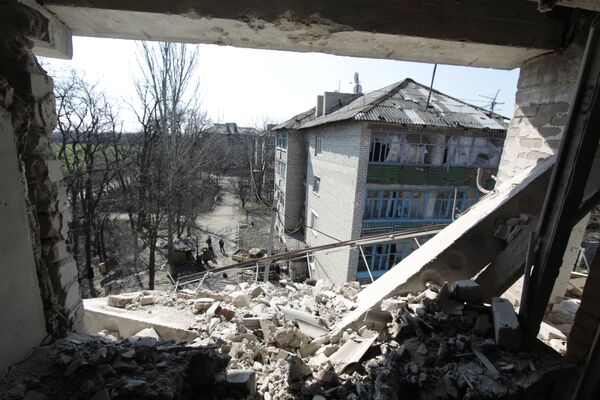Casa destruída na sequência de bombardeios ucranianos no povoado de Donetsk-Severny, região de Donetsk - Sputnik Brasil
