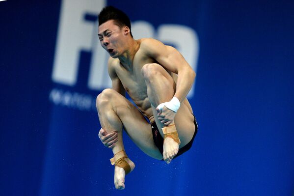 Atleta chinês Chen Aisen na competição de saltos em Kazan - Sputnik Brasil