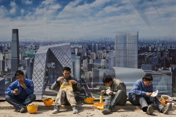 Trabalhadores descansam na hora de almoço em Pequim - Sputnik Brasil
