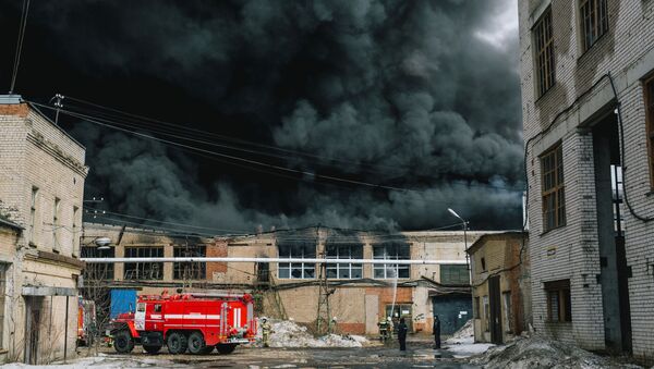 Bombeiros do Ministério para Situações de Emergências apagam fogo na cidade russa de Ivanovo - Sputnik Brasil