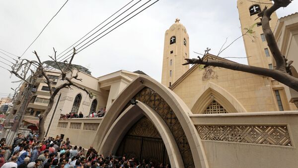 Egípcios se reúnem na frente de uma igreja copta em que se realizou uma explosão em Tanta, Egito, 9 de abril de 2017 - Sputnik Brasil