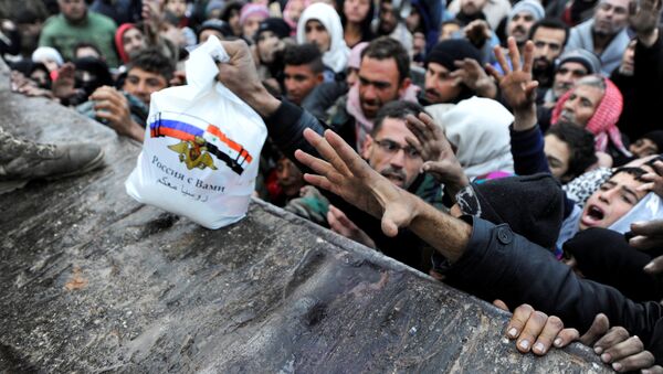 Sírios evacuados de Aleppo Oriental recebem alimentos doados pela Rússia em Jibreen (arquivo) - Sputnik Brasil