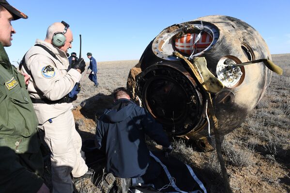 Técnicos analisam equipamento após aterrissagem - Sputnik Brasil