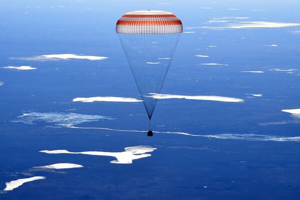 Cápsula com astronautas chegando à Terra - Sputnik Brasil