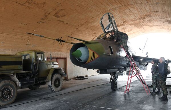 A base militar da Força Aérea Síria, Shayrat, que foi atacada por mísseis dos EUA em 6 de abril, retoma realização de voos de combate – caças sírio decolam e aterrissam seguramente - Sputnik Brasil