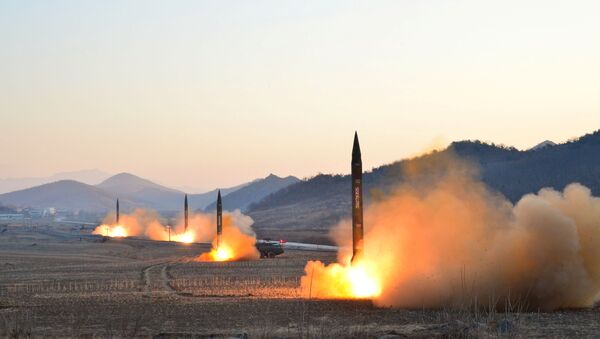 Nesta foto sem data que foi divulgada pela Agência Central de Notícias da Coreia do Norte em Pyongyang no dia 7 de Março de 2017, o líder da Coreia do Norte Kim Jong-un supervisou o lançamento de mísseis balísticos das unidades da artilharia de Hwasong das Forças Estratégicas do Exercito Popular da Coreia - Sputnik Brasil