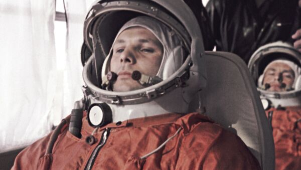 O primeiro cosmonauta da Terra, Yuri Gagarin, e seu substituto German Titov seguem para a posição de decolagem do veículo lançador espacial com a nave espacial Vostok 1 - Sputnik Brasil